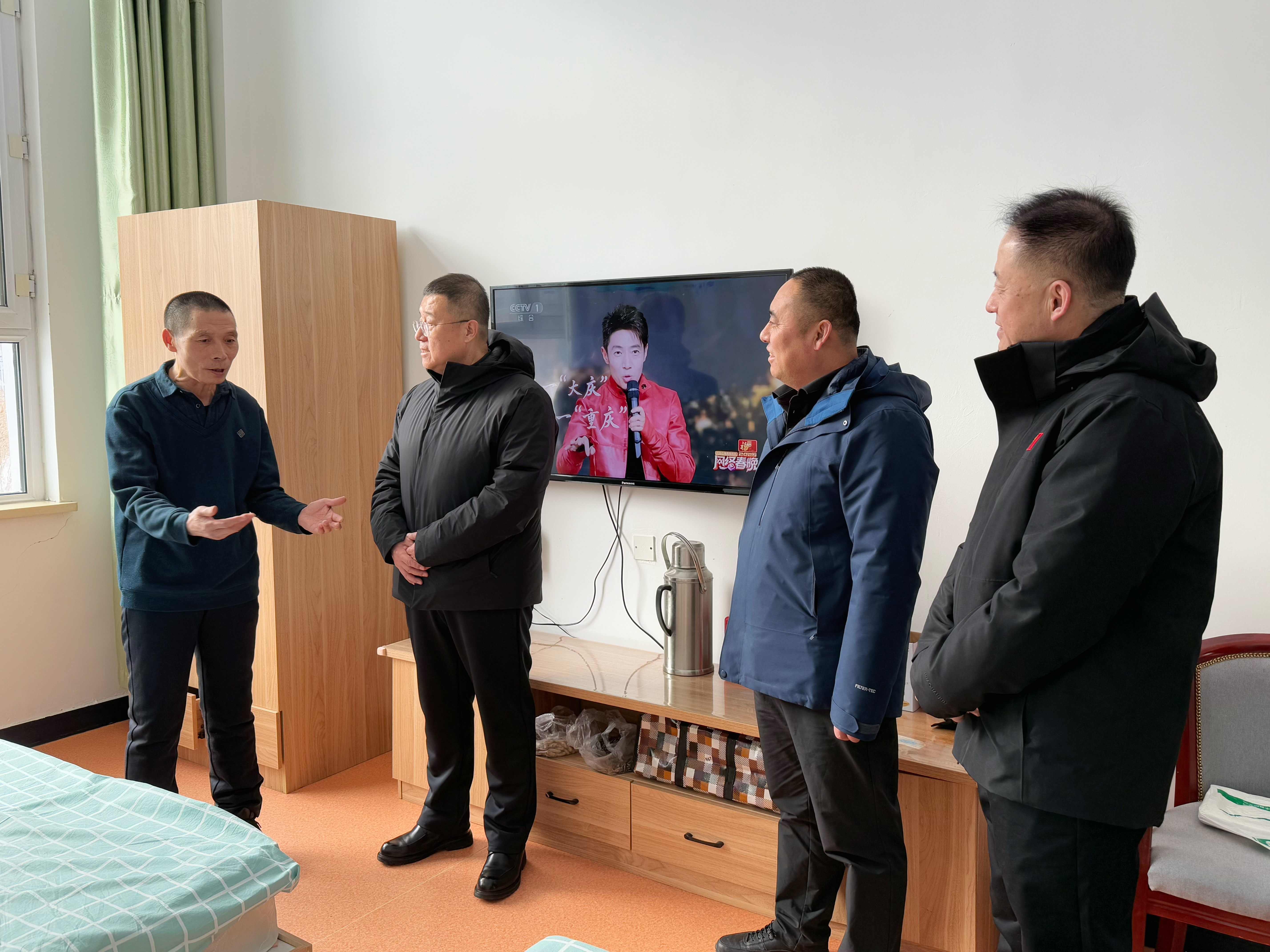 李伟深入一线走访慰问守护群众平安年、幸福年